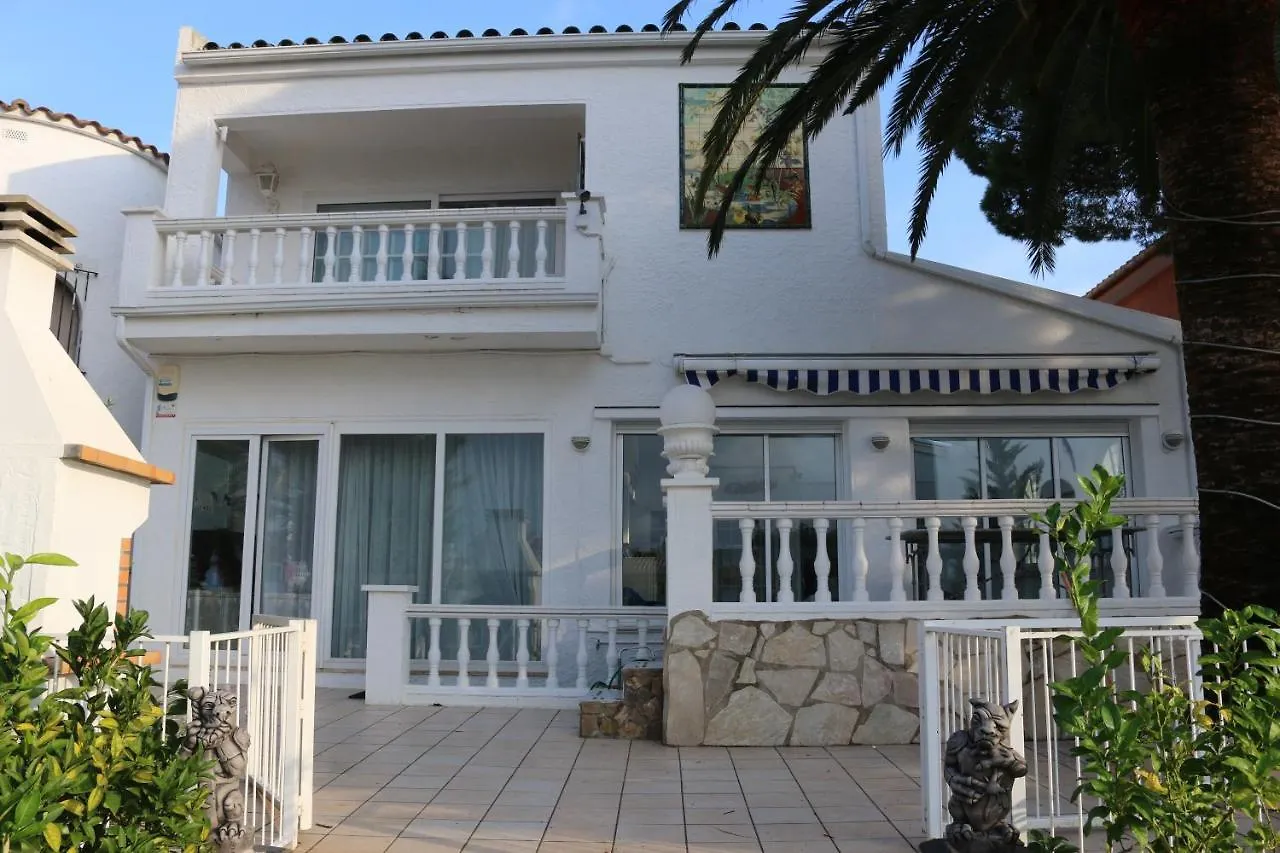 Villa Requesens On Canal Empuriabrava Holiday home