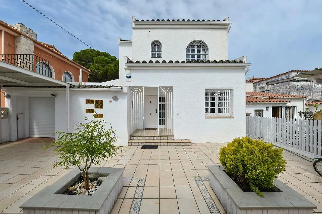 Villa Requesens On Canal Empuriabrava Spain