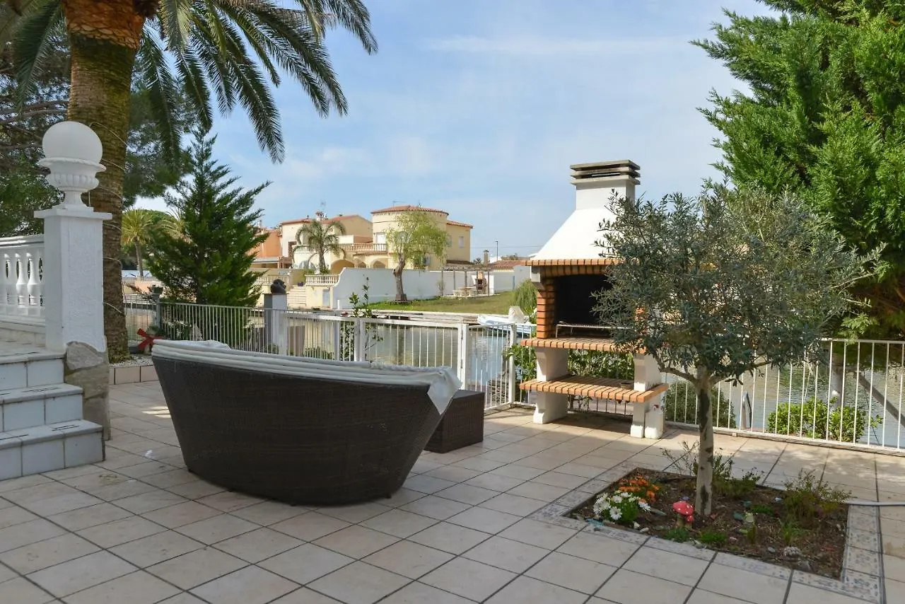 Villa Requesens On Canal Empuriabrava