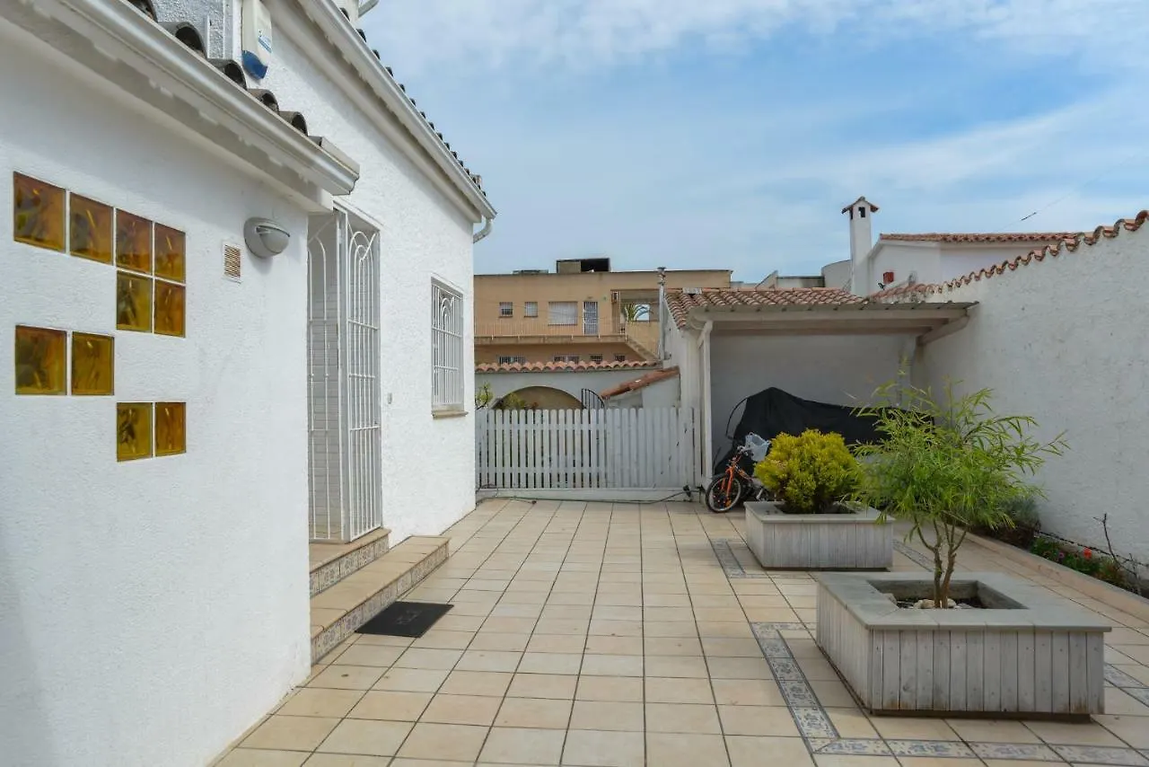 Holiday home Villa Requesens On Canal Empuriabrava