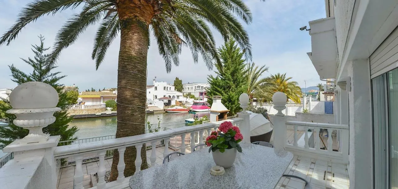 Casa vacanze Villa Requesens On Canal Empuriabrava